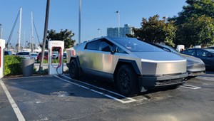 Cybertrucki kurzą się na parkingu centrum handlowego. Zapaść sprzedaży modelu Tesli