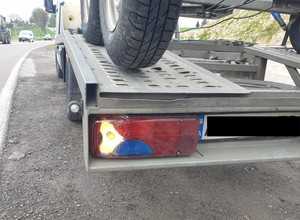 Policjanci zatrzymali dwie holujące się lawety. Takiej "naprawy" od ręki się nie spodziewali