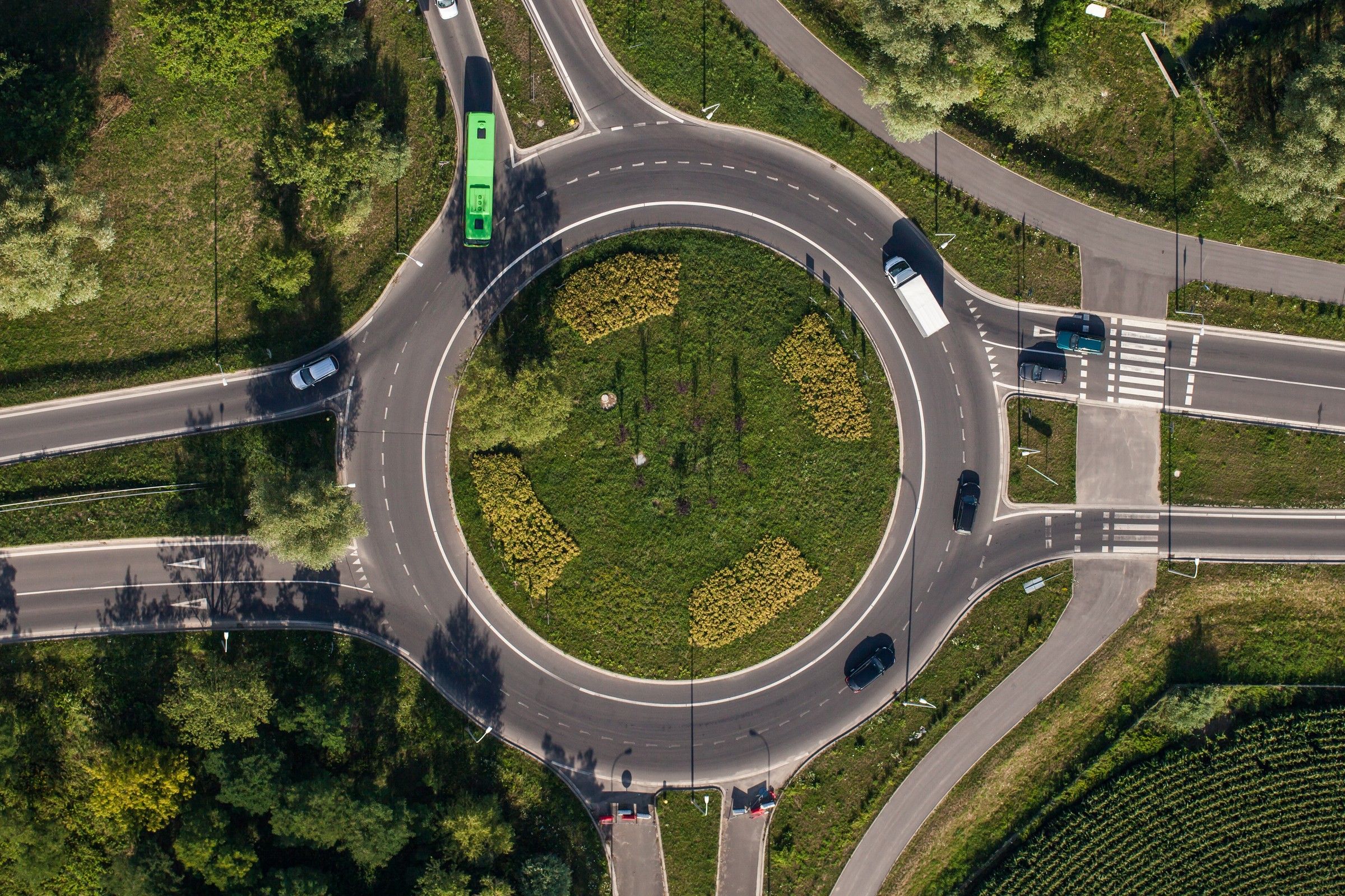 Rondo wciąż budzi emocje. Czy można objeżdżać je prawym pasem? Przepisy są jasne