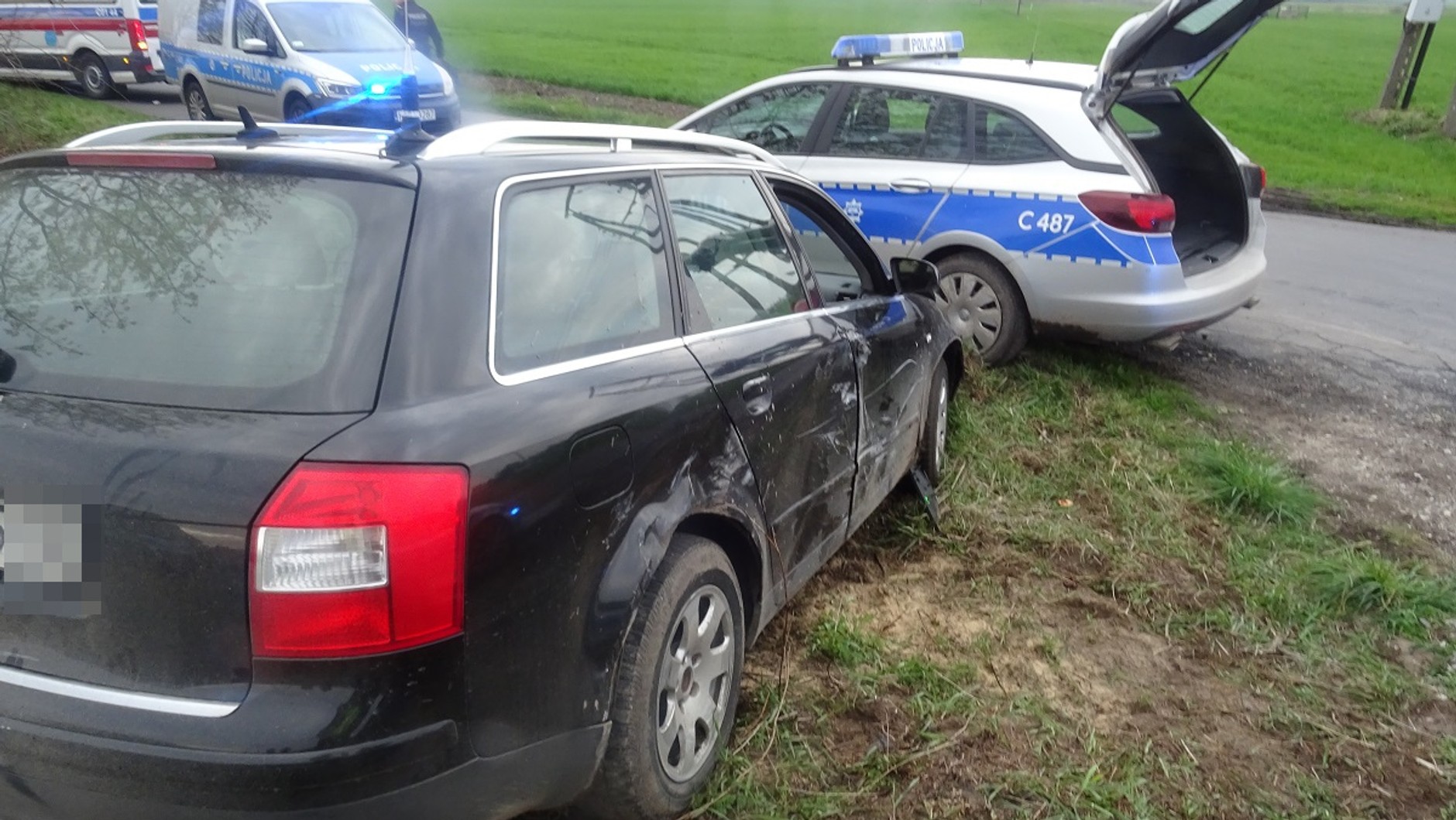 Kierujący Audi 26-latek nie zatrzymał się do kontroli — swoją ucieczkę zakończył w rowie