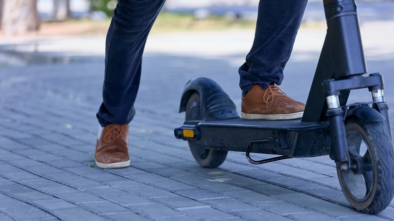 Hulajnoga elektryczna/shutterstock/Aleksandr Finch