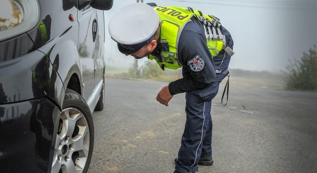 Policjanci przyglądają się oponom. Wystarczą złe napisy na boku, żeby stracić dowód