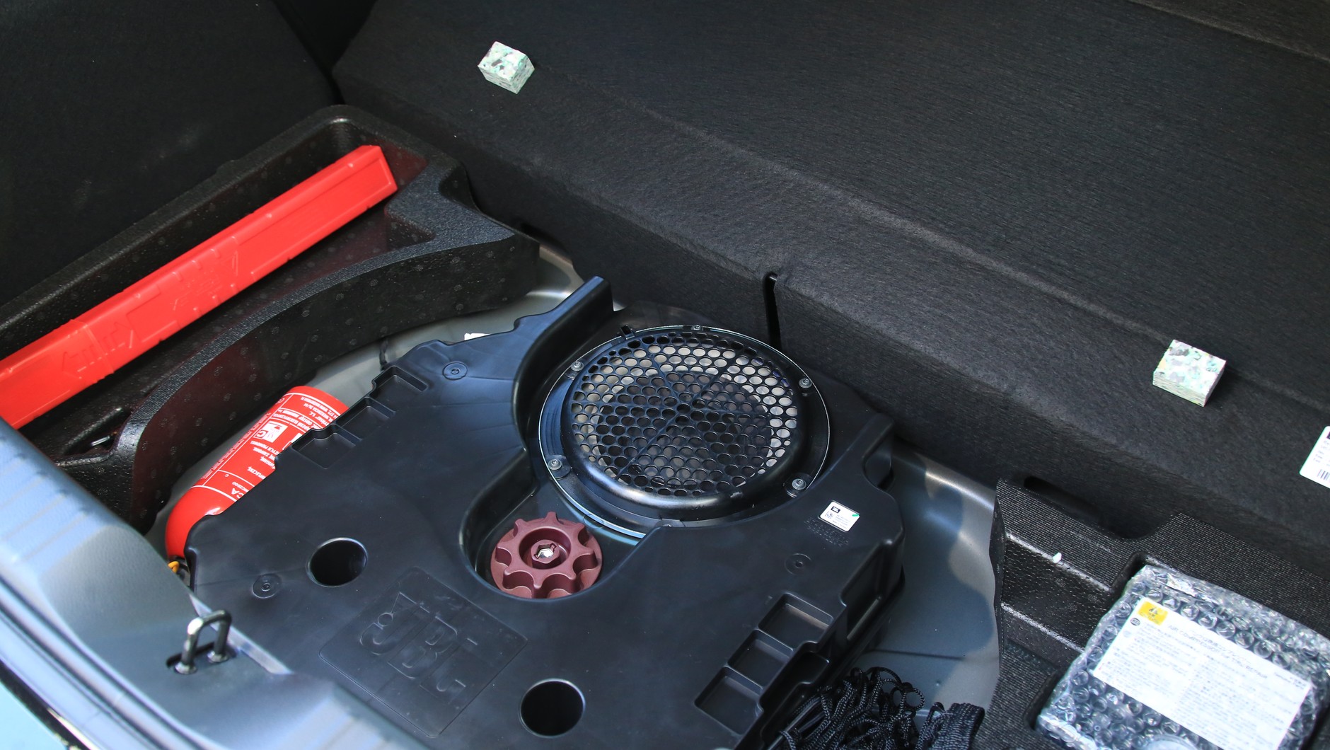 Pod podłogą znajdziemy subwoofer opcjonalnego systemu audio JBL (2000 zł) i zestaw naprawczy do opon