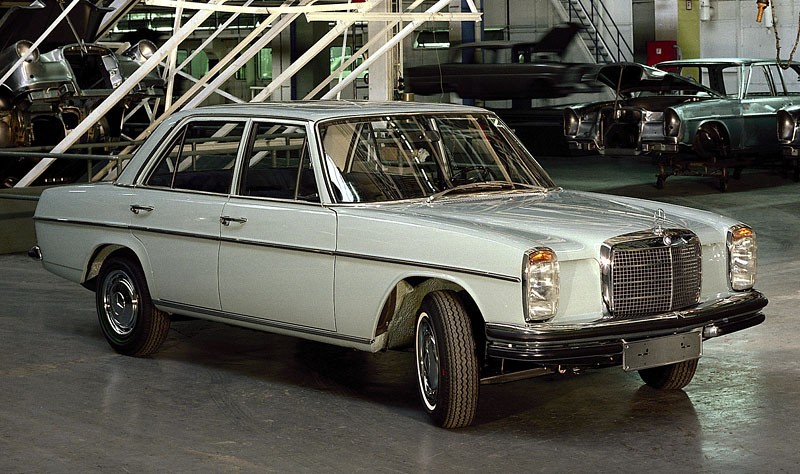 Mercedes-Benz E: historia gwiazdy klasy średniej wyższej (250 fotografii)