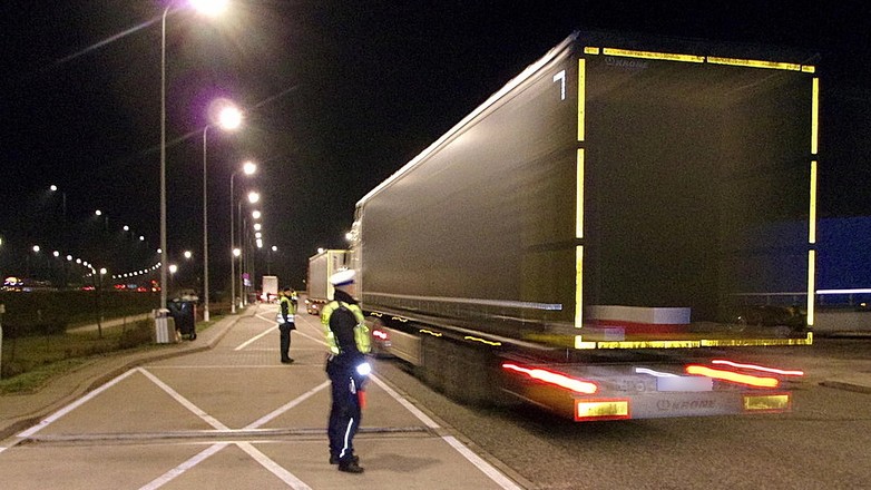 Wspólne działania policjantów toruńskiej „drogówki" z mundurowymi WITD na autostradzie A-1