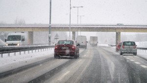 Zima zaskoczyła kierowców: zmienili opony na letnie, zaczął padać śnieg. Co robić?