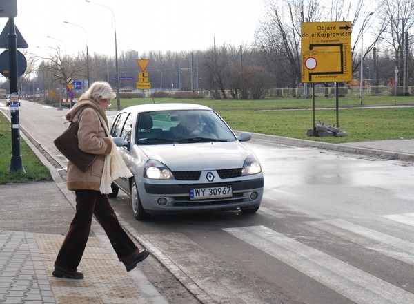 Pieszy i samochód. Pierwszeństwo na przejściu, na parkingu, na jezdni - jakie są zasady?