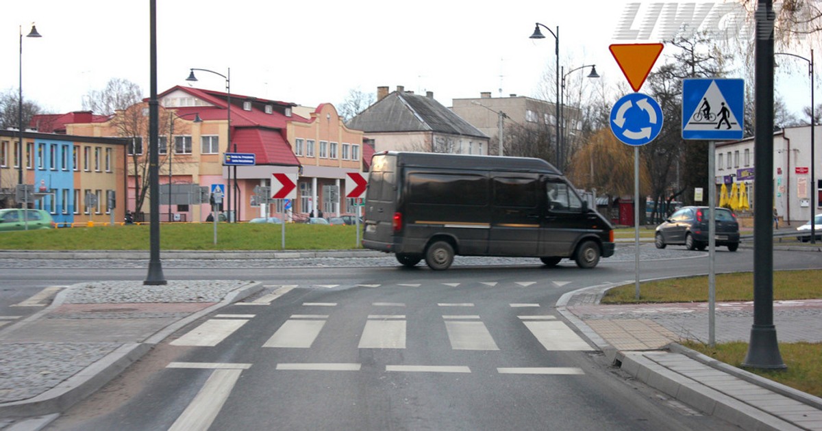 Znak A-7 mylony przez kierowców z B-20