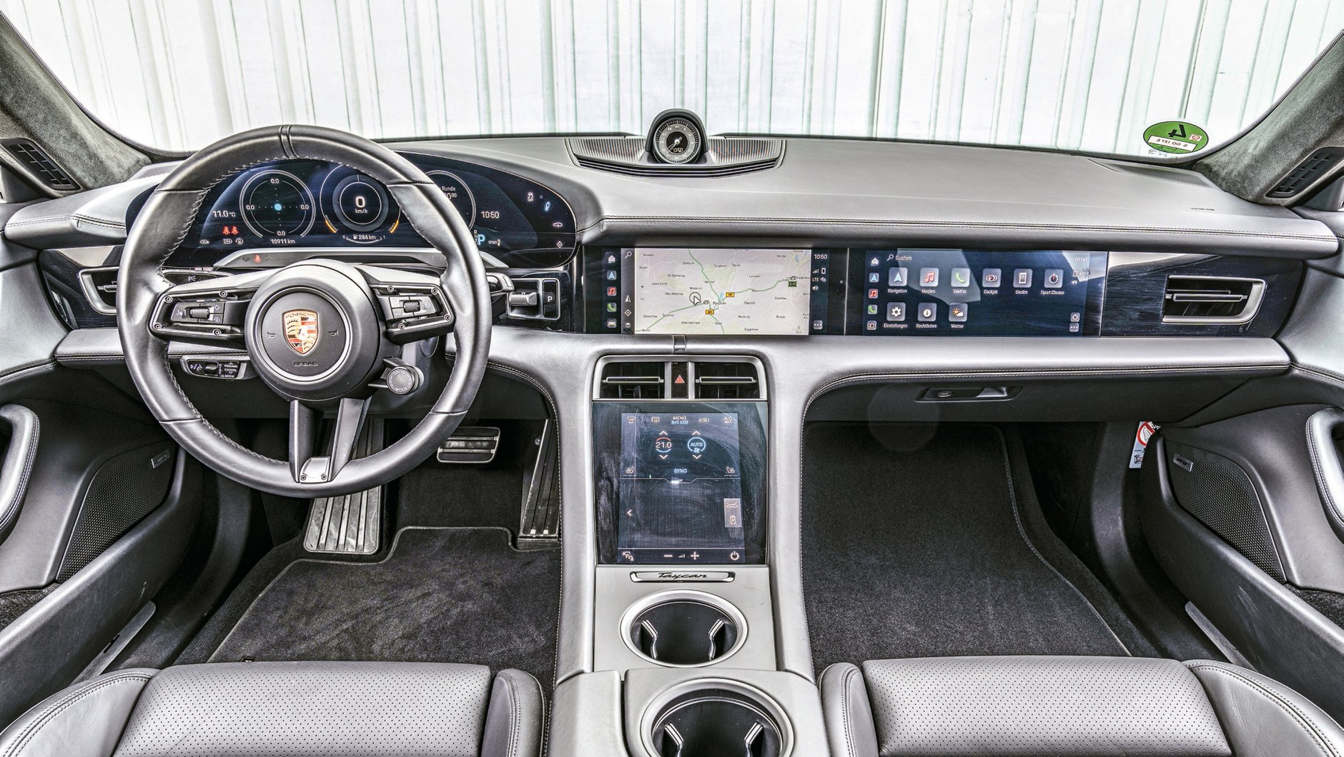 Porsche Taycan Turbo (I, 2022) - jak widać, da się naćkać wyświetlaczy tak, aby wyglądało to gustownie. Zachowano nawet typowy dla Porsche układ zegarów.