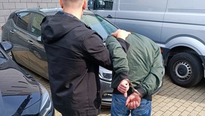 Szalał Chryslerem po ulicach Warszawy. Trafi przed sąd z trzema zarzutami usiłowania zabójstwa
