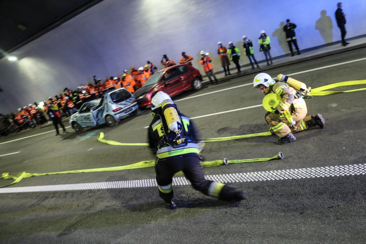 Ćwiczenia w tunelu drogi S7 na Zakopiance
