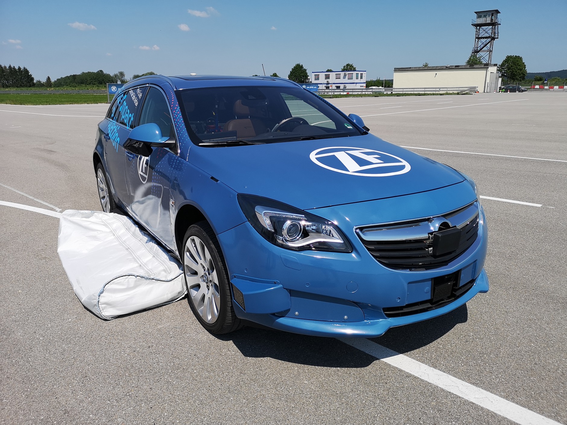 Zewnętrzna poduszka boczna ZF do ochrony przed uderzeniem przez inny pojazd