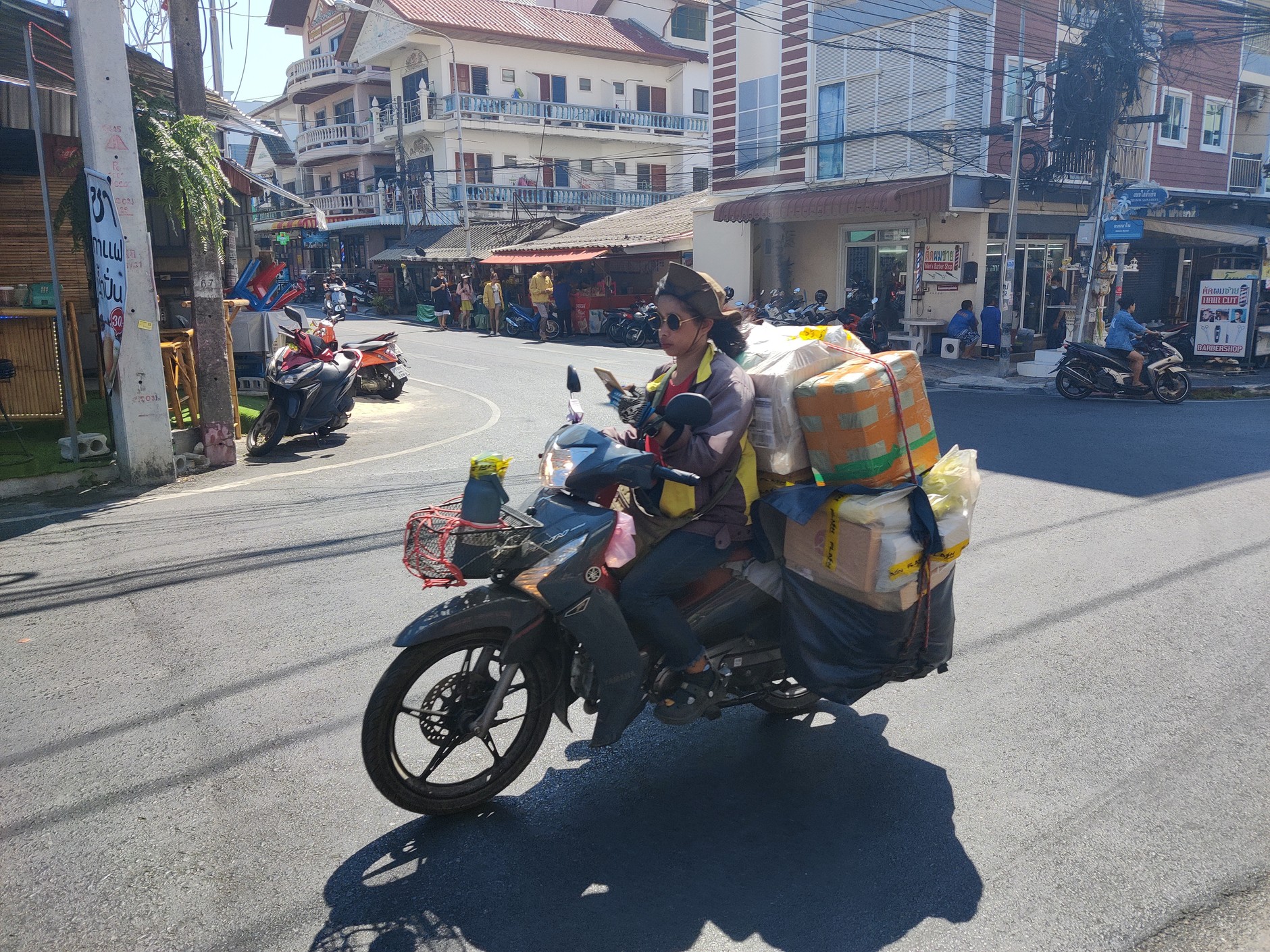 Skuter to dla wielu mieszkańców Tajlandii jedyny środek transportu. Służy więc także do przewożenia towarów