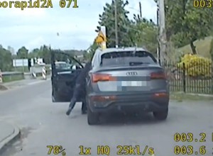 Kierowca nie mógł opanować audi podczas kontroli. Wysiadł z jadącego samochodu