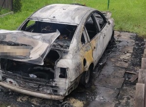 Najpierw spaliła chłopakowi auto, a później próbowała go zabić