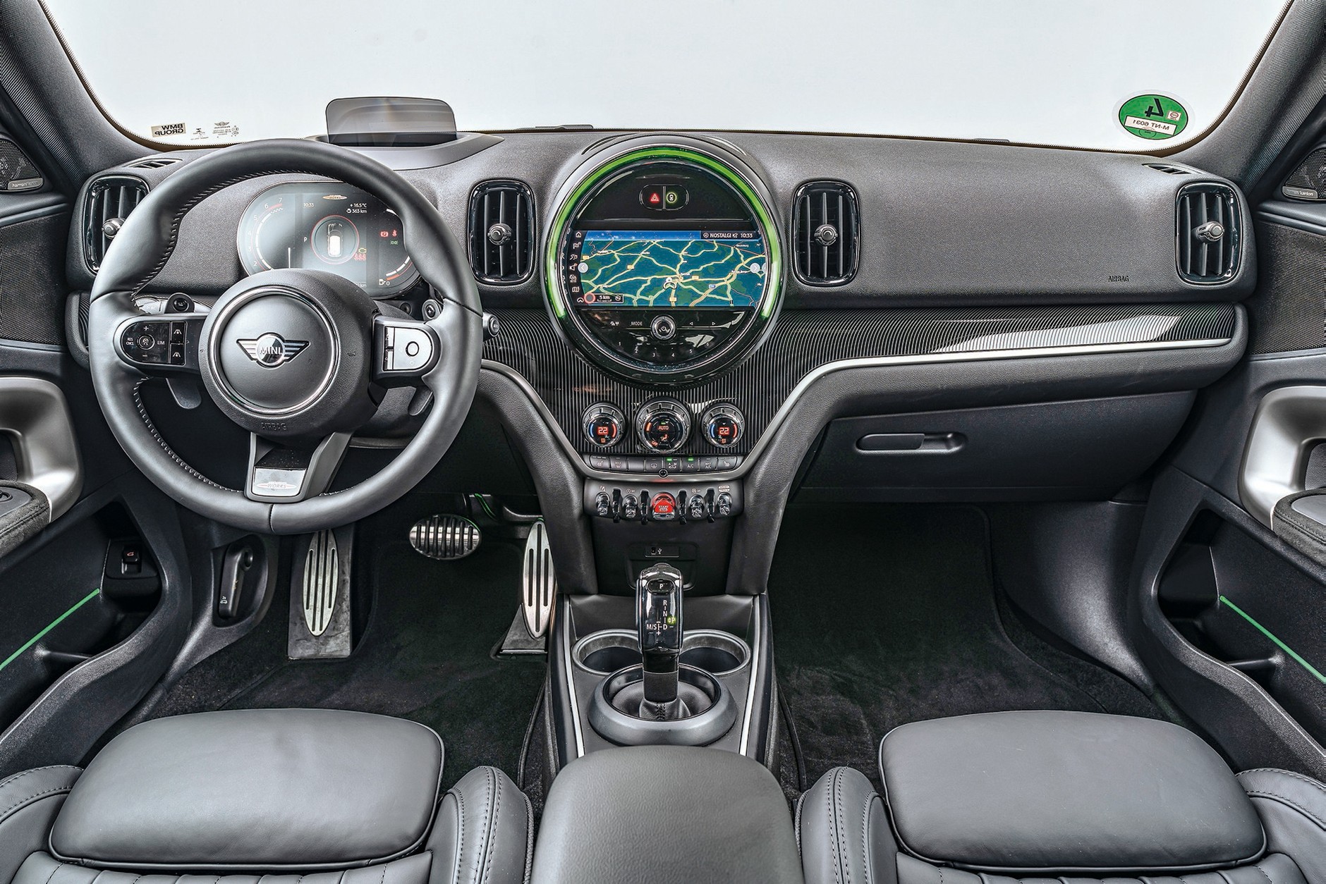 Jeżeli ktoś ceni sobie oryginalność za wszelką cenę, także cenę ergonomii obsługi, to w kokpicie MINI poczuje się znakomicie. Prędkościomierz nie jest już umieszczony centralnie, a za kierownicą znalazł się tandetnie wyglądający wyświetlacz cyfrowych wskaźników.