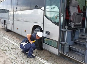 Kontrola autokarów wożących dzieci na wypoczynek. Tak sprawdzisz każdy pojazd
