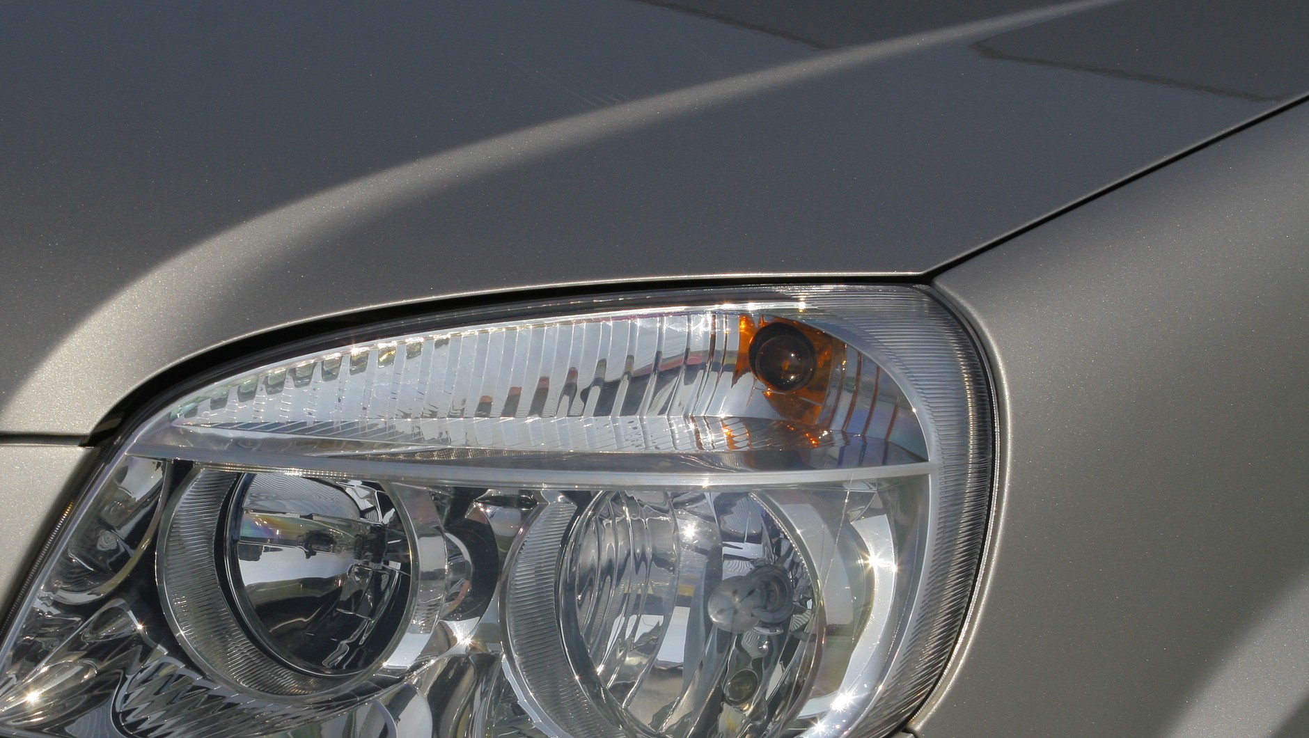 W takim reflektorze z całkowicie przezroczystą szybą i bez przesłonki przed żarówką, od razu widać, czy zamontowana jest żarówka H4 czy lampa LED. Z daleka nikt nie zauważy różnicy, ale już z bliska – na pewno!