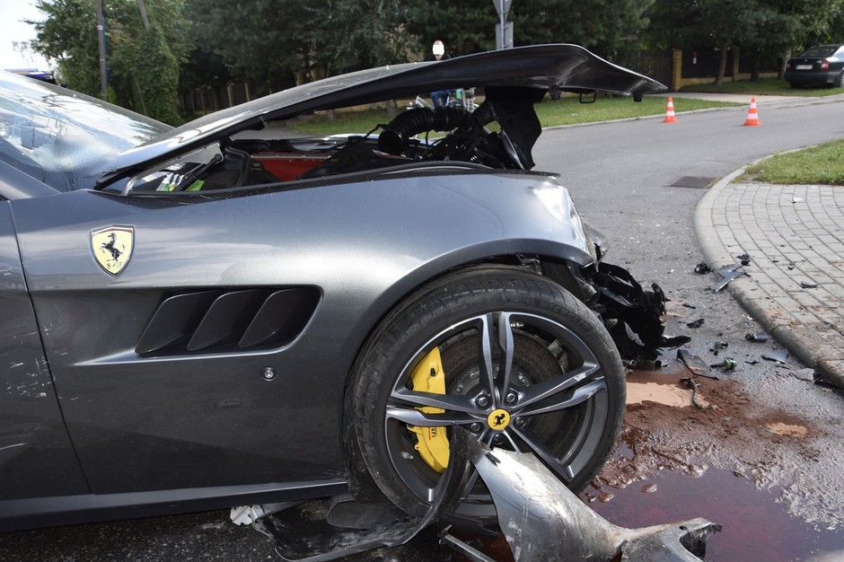 Fiat Seicento, Seat Leon i Ferrari GTC4 Lusso - kosztowna kolizja w Tarnowie