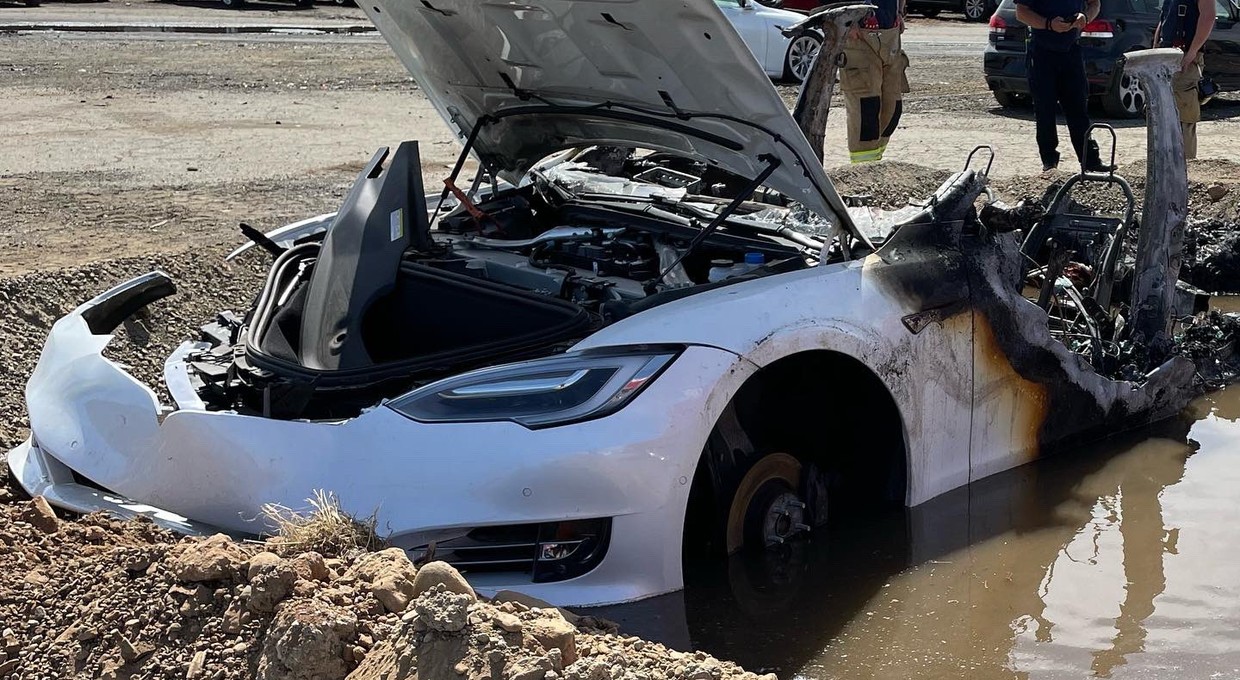 Tesla doszczętnie spłonęła po... trzech tygodniach stania na placu. Wcześniej się nie paliła