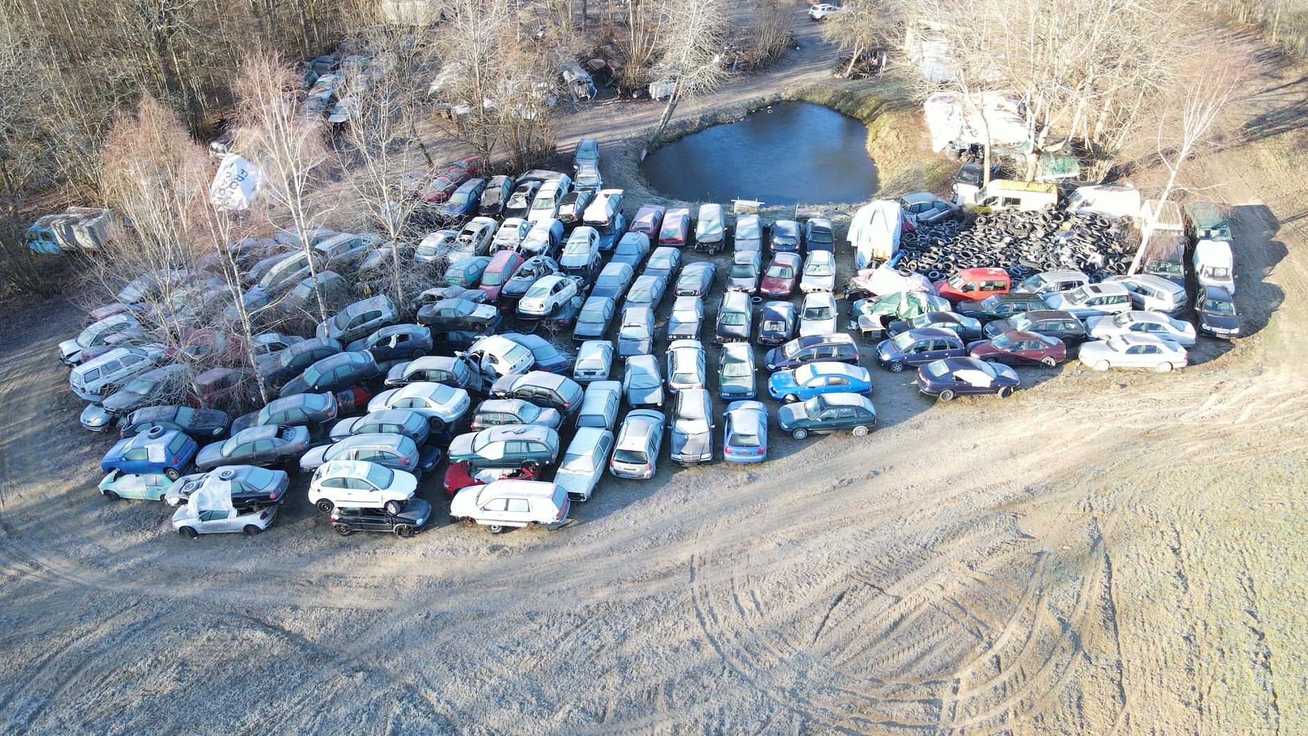 Nielegalne składowisko wraków i opon