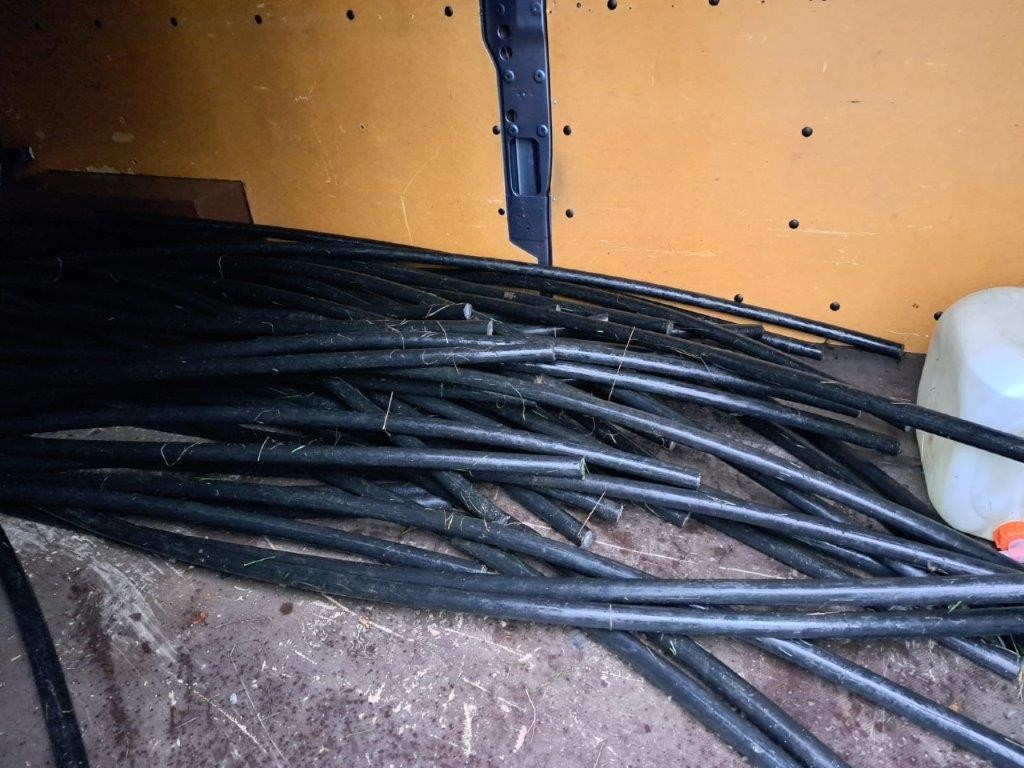 Kilka fragmentów kabla leżało już w busie