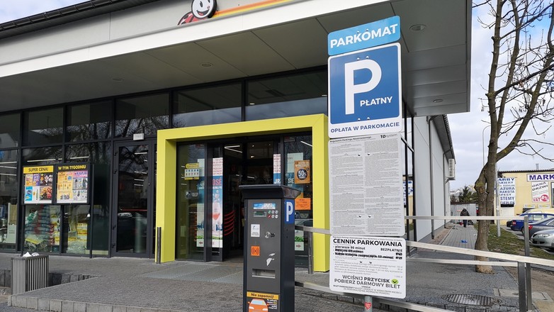 Parkowanie na parkingu przed sklepem