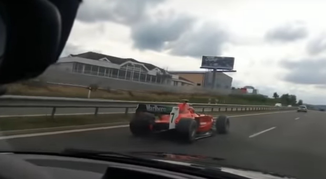 Pędził wyścigowym bolidem po autostradzie. Policja wymierzyła mu wątpliwą karę