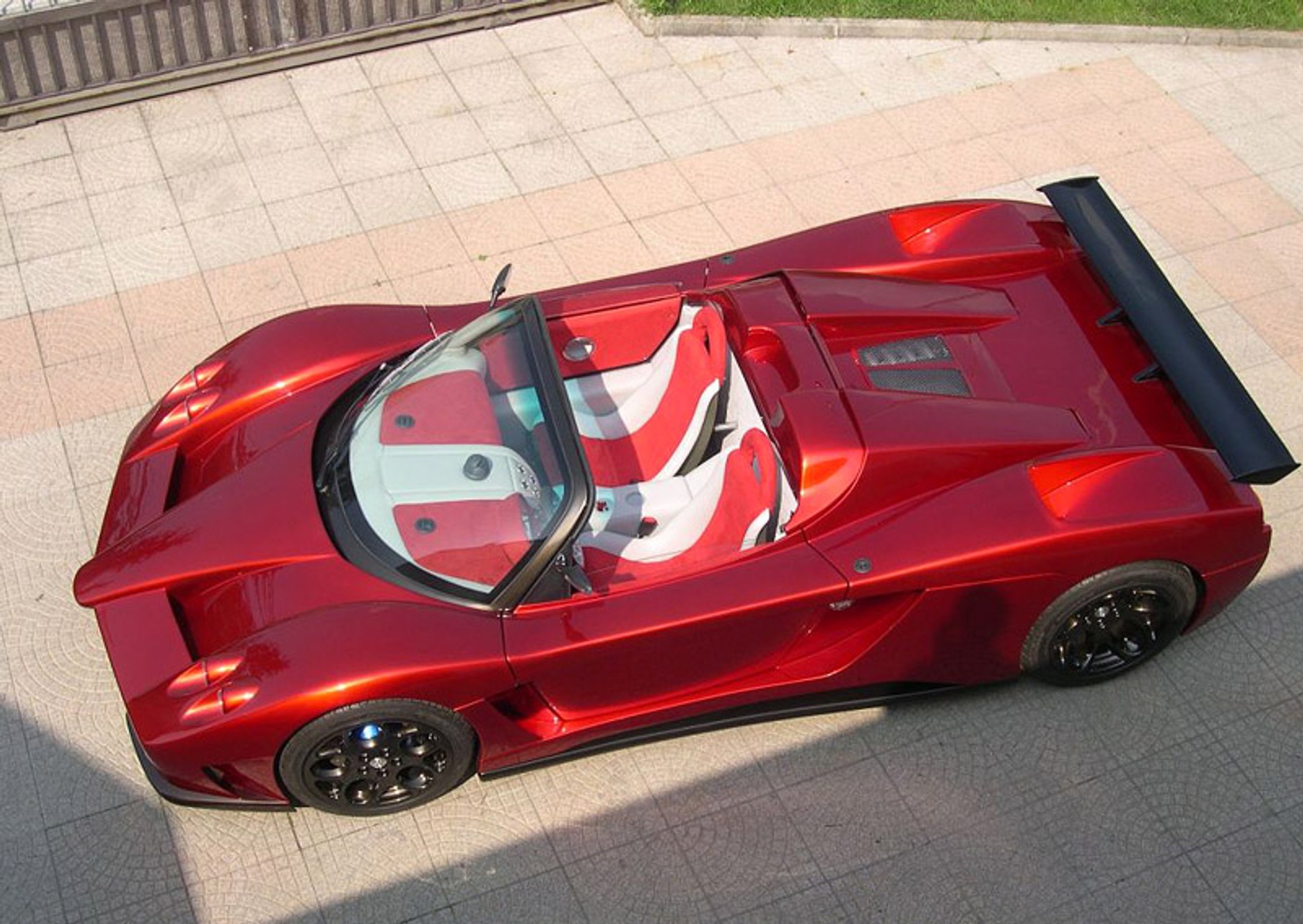 Lavazza GT-X V12 5.3: najnowsze osiągnięcie spółki Simbol Design