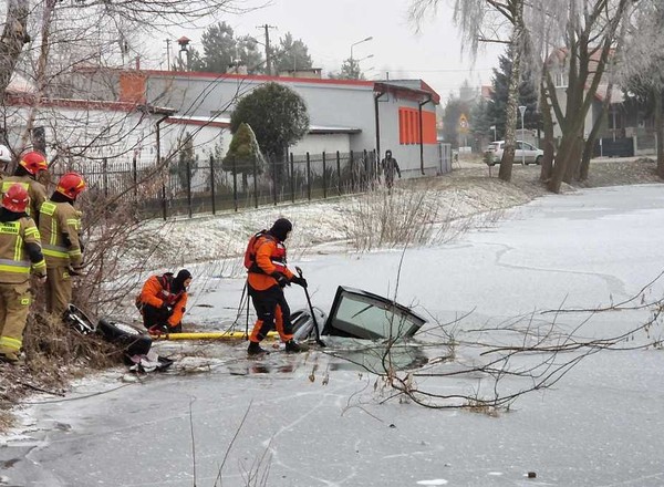 Wyłowili auto z zamarzniętego stawu. Właściciel zmieniał wersję wydarzeń