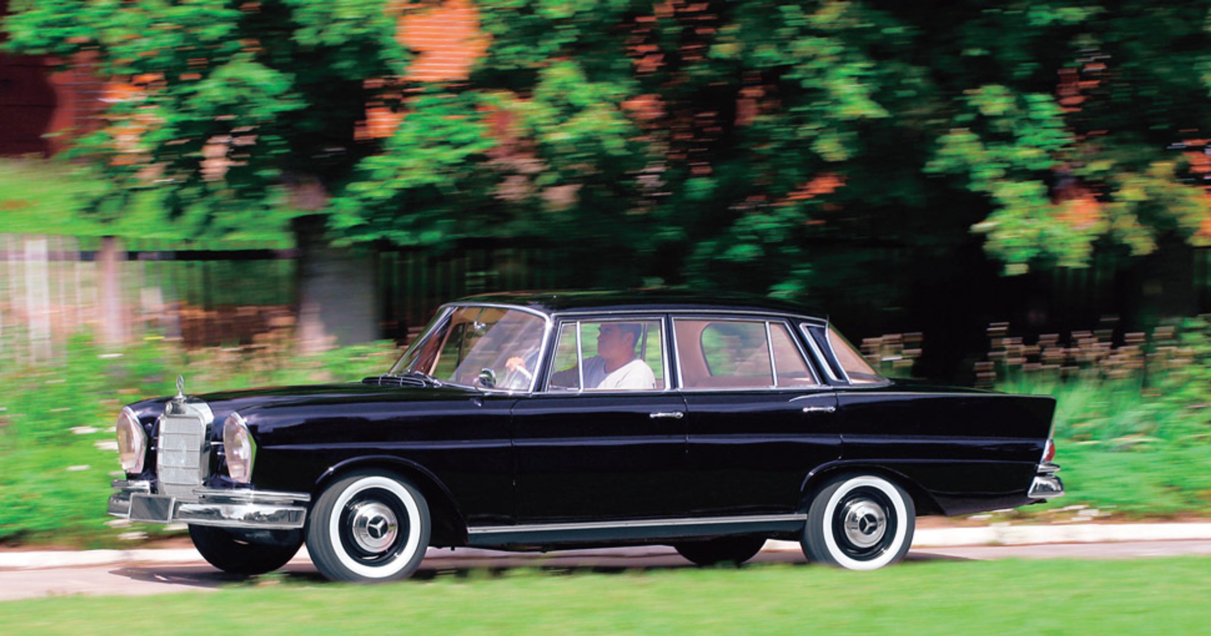 Mercedes W111/W110: bezpieczny i skrzydlaty 