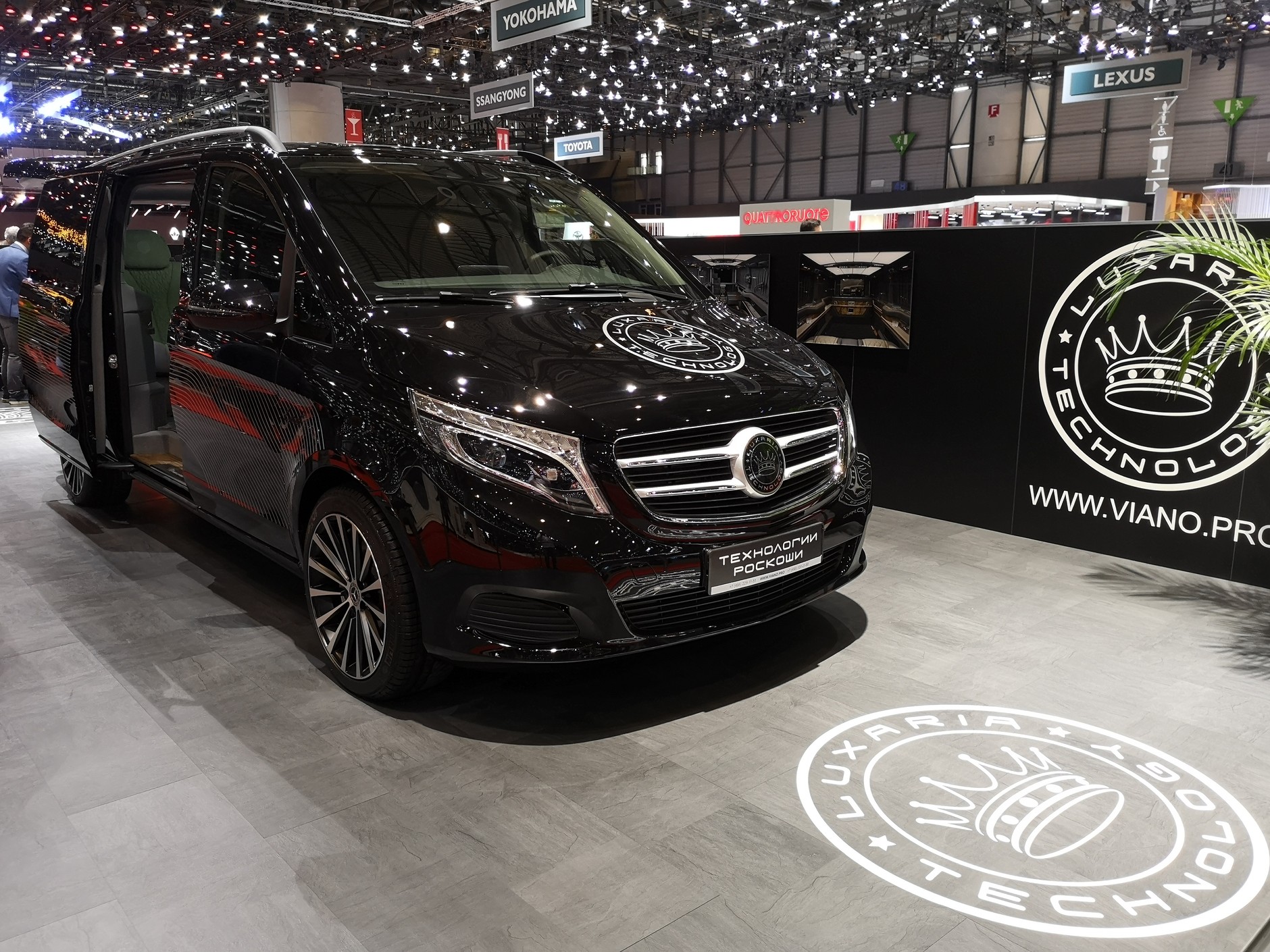 Luksusowe vany - salon samochodowy w Genewie