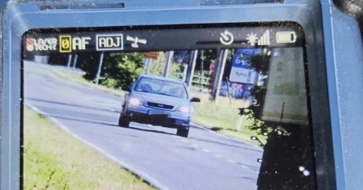 Policjanci z drogówki patrolowali miasto. Wtedy zjawił się Opel