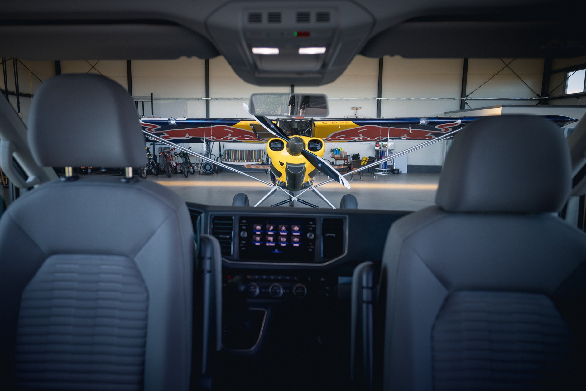 Pilot akrobacyjny Łukasz Czepiela wybrał Volkswagena Grand California