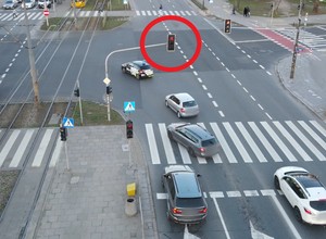 Kierowcy bez skrupułów przyjeżdżali na czerwonym świetle. Tego się nie spodziewali [WIDEO]