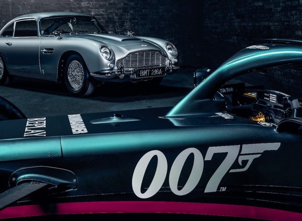 Tak powinien jeździć agent 007? Vettel i Stroll zamienili bolidy na bondowskiego Astona