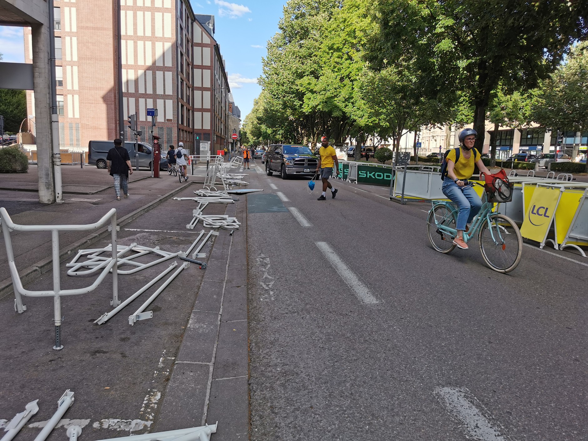 Pół godziny po ostatnim zawodniku zabezpieczenia trasy są zwijane, pakowane na ciężarówki i jadą dalej – do kolejnego miasta
