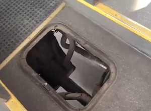 Pasażerowie autobusu mogli czuć się zaniepokojeni. Policjanci sięgnęli po nagranie