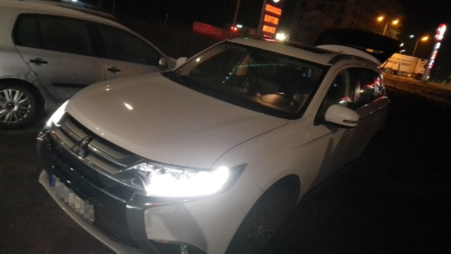 Mitsubishi stało odpalone, bo kierowca nie miał... kluczyka