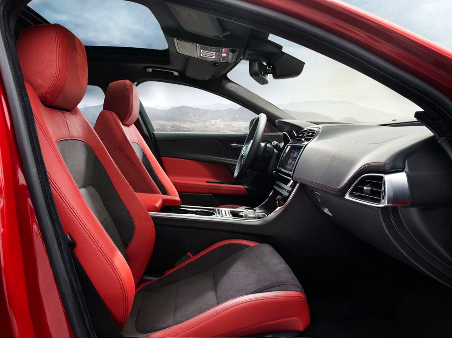 Jaguar XE - Drżyjcie Bawarczycy