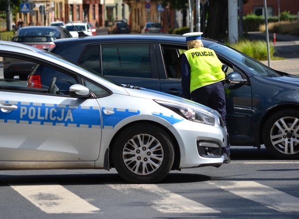 Policja zagląda do samochodów. Mandat może dostać również pasażer
