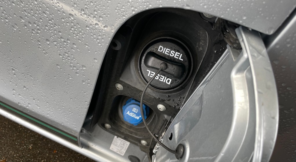 Korek wlewu paliwa z dużym napisem "diesel"