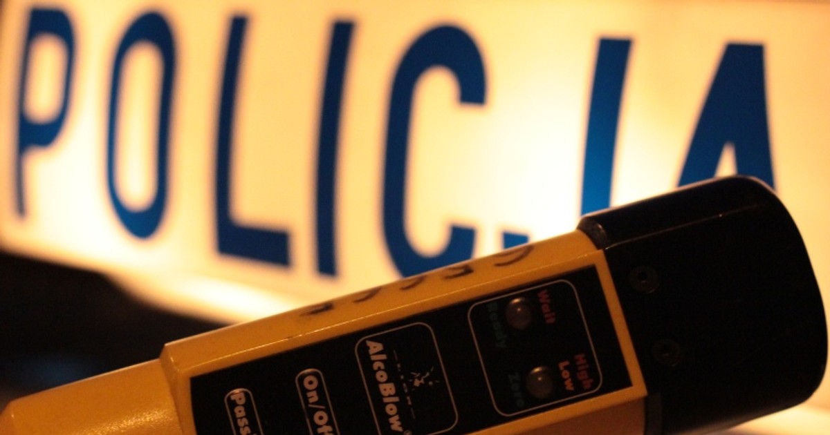 Kierowca Skody Octavii z trudem "trafiał w czarne". Podejrzenia policjanta okazały się słuszne