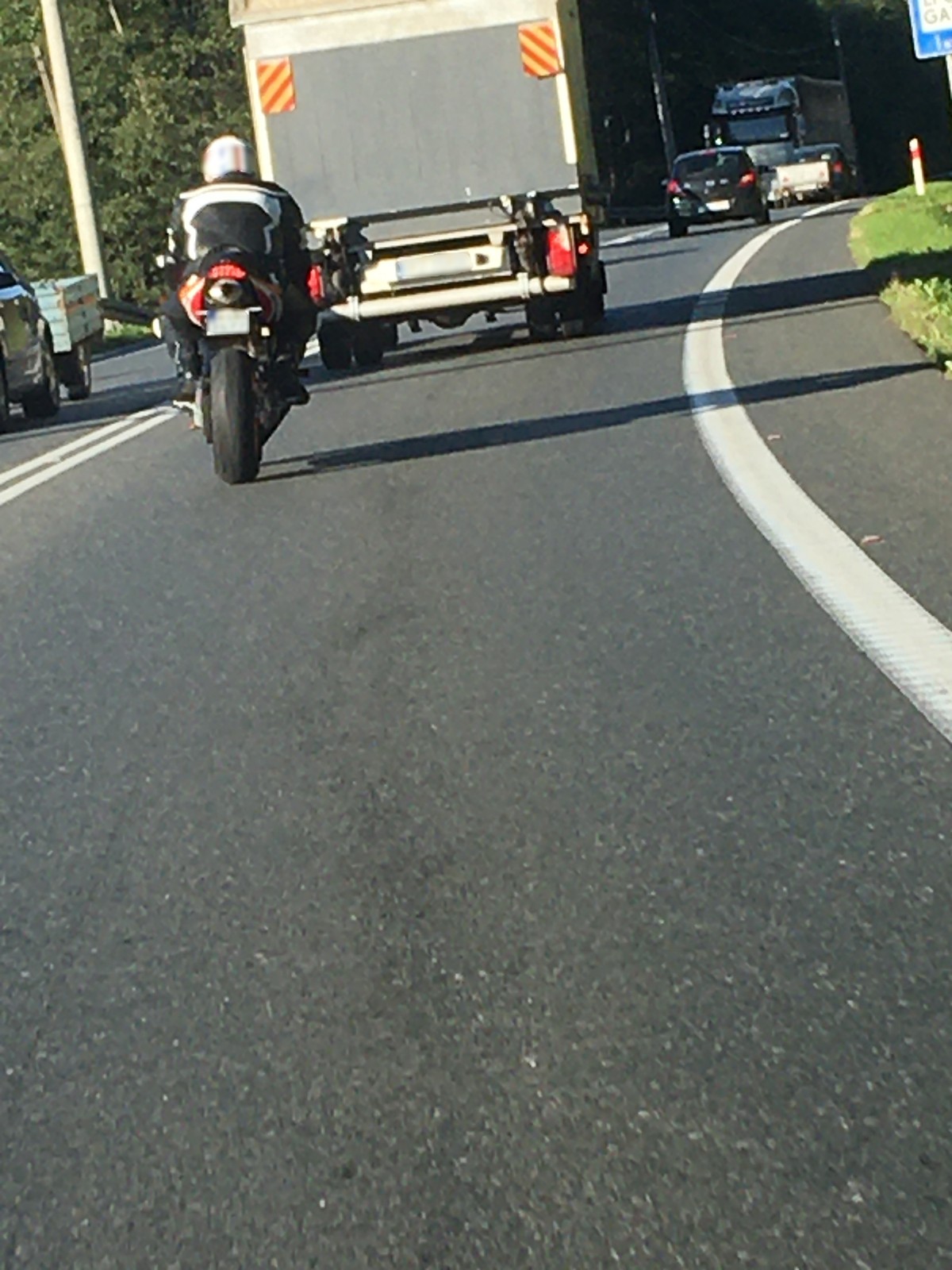 Motocyklista zaskoczony mandatem