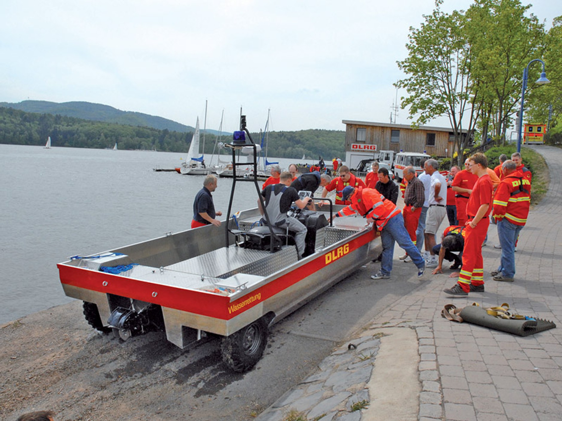 EDAG opracował łódkę mogącą jeździć także po lądzie