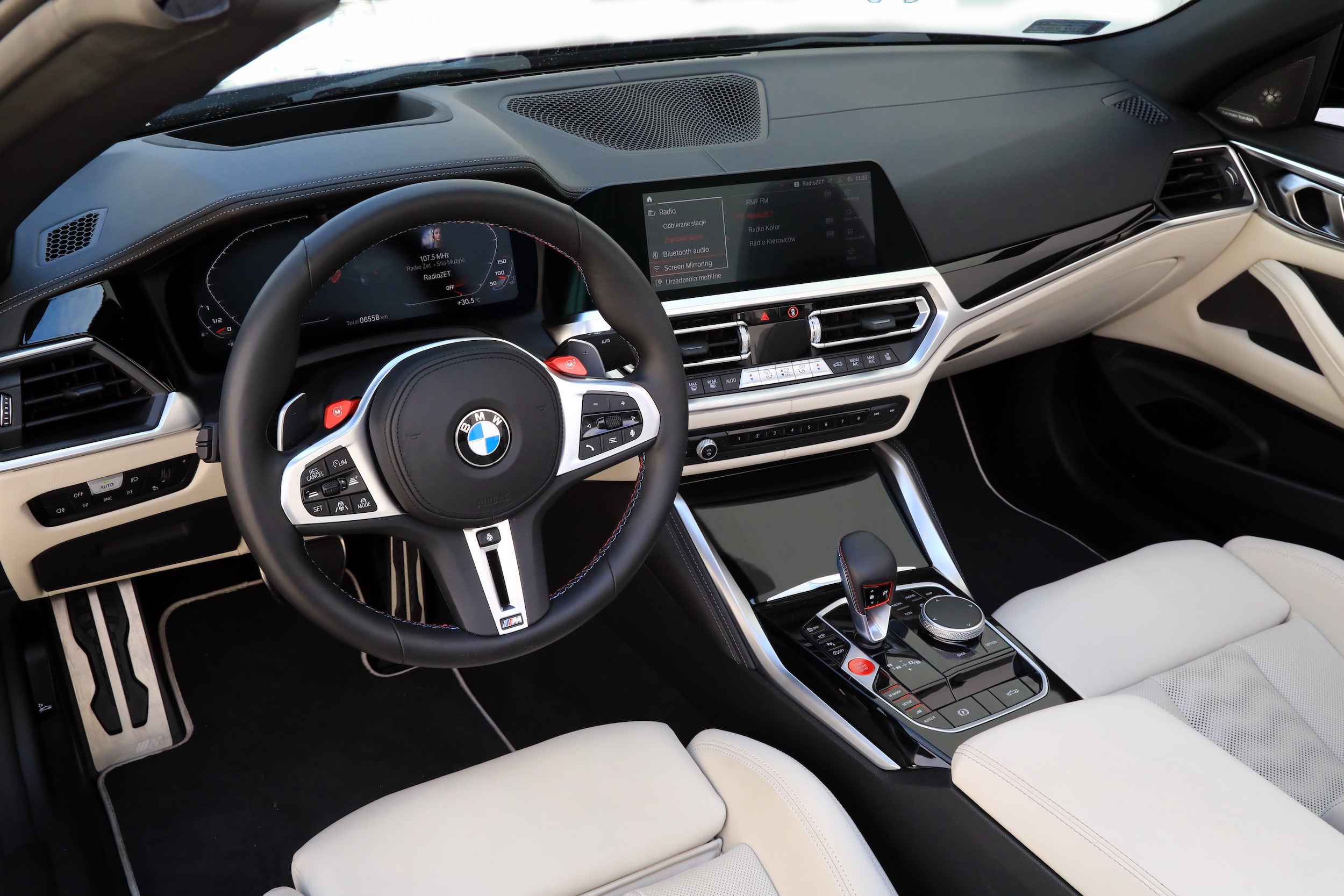 Wyrafinowane detale M i opcjonalne obszycia z miękkiej skóry wynoszą odczucie jakości na wyższy poziom. Rewelacyjny ekran head-up. Wzorem serii 3 listwa z ośmioma programowanymi przyciskami niebawem przejdzie do lamusa – szkoda.
