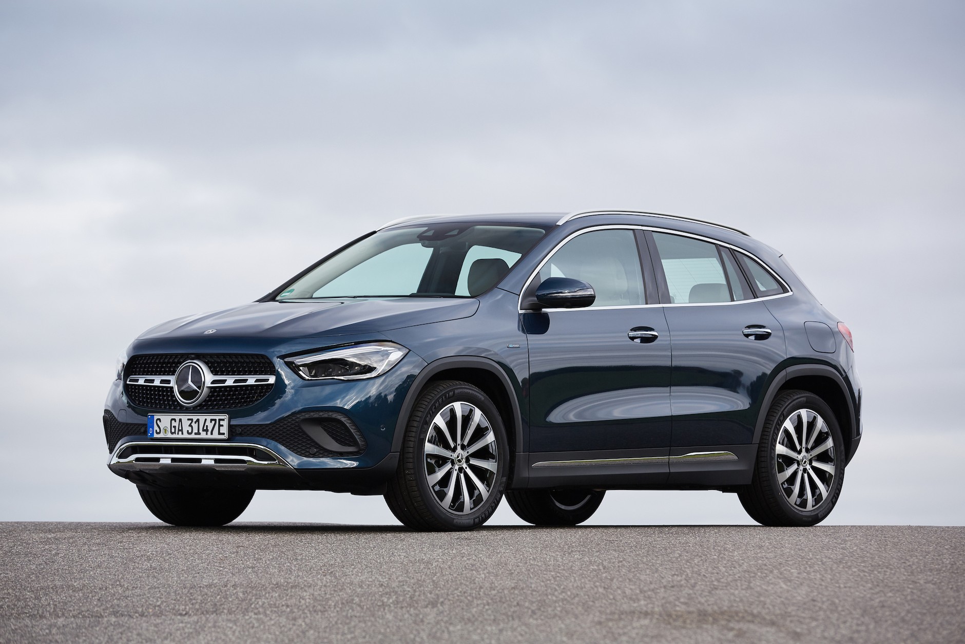 Porównanie hybrydowych SUVów: Mercedes GLA 250e kontra Volvo XC40 Recharge T4