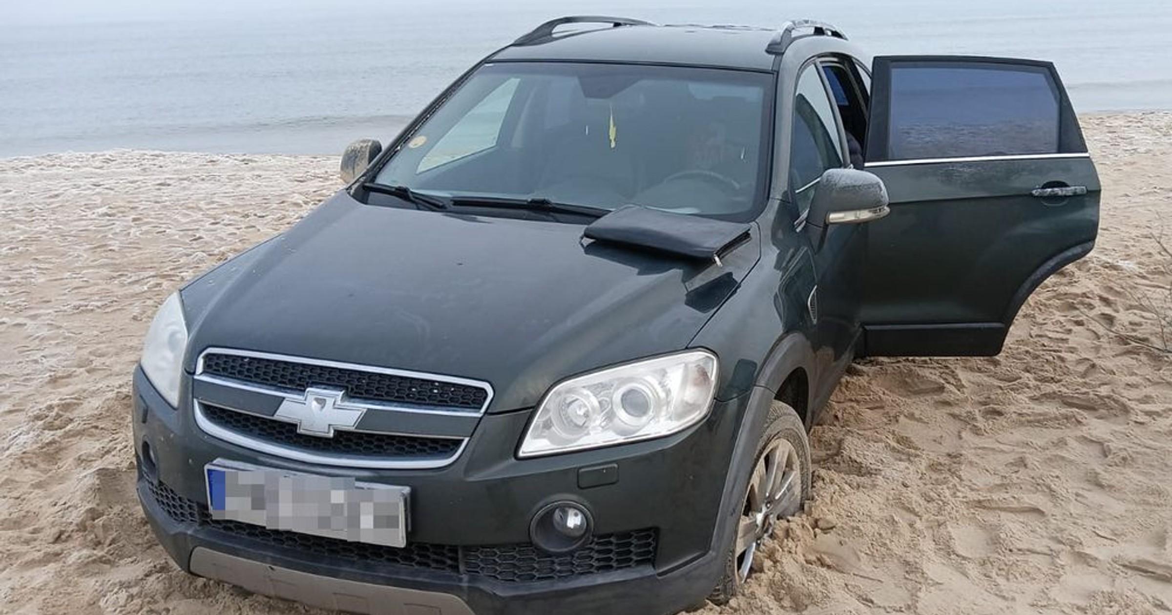 Wjechał Chevroletem na plażę i się zakopał, ale to był dopiero początek problemów
