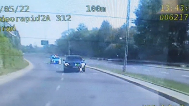 Policja eskortowała do szpitala mężczyznę, który wiózł swoją rodzącą córkę