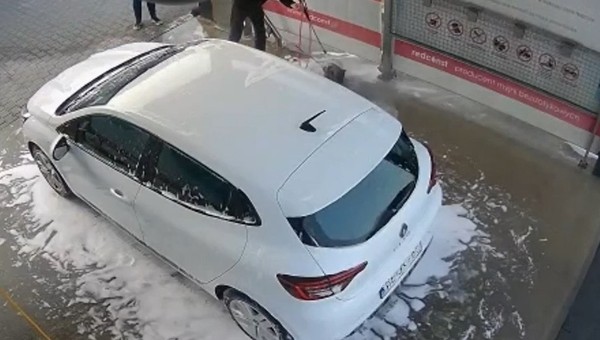 Z psem do myjni samochodowej. "Bo się ubrudził". Są zarzuty dla właściciela [WIDEO]